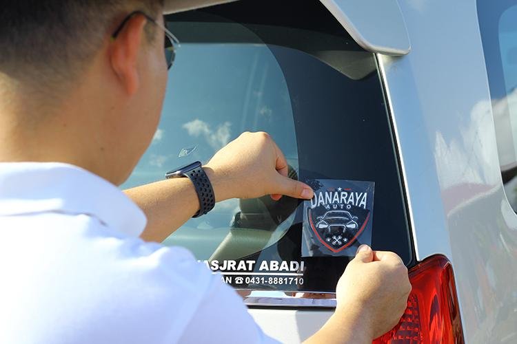 Komisaris Utama secara simbolis memasang sticker logo